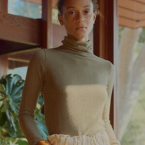 OZMA Olive Long Sleeve Turtleneck Size Small